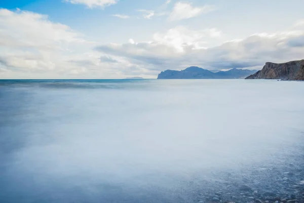 Zandstrand Met Bergen Achtergrond Bergen Zijn Bedekt Met Gras Heeft — Stockfoto