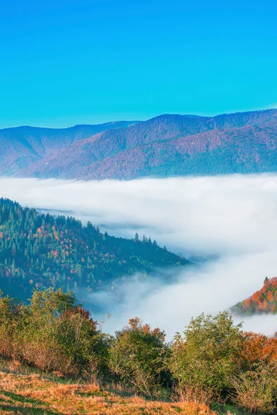 Vista Pitoresco Vale Montanha Com Céu Azul Fundo Terras Altas — Fotografia de Stock