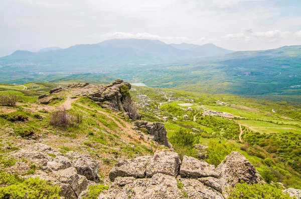 Paysage Montagne Prairie Avec Pelouse Verte Petit Village Collines Loin — Photo