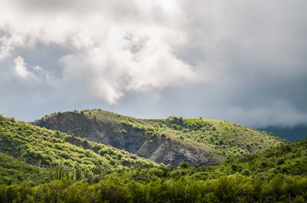 Paisaje Pintoresco Nubes Lluvia Montañas Cubiertas Plantas Verdes Caminos Rurales —  Fotos de Stock
