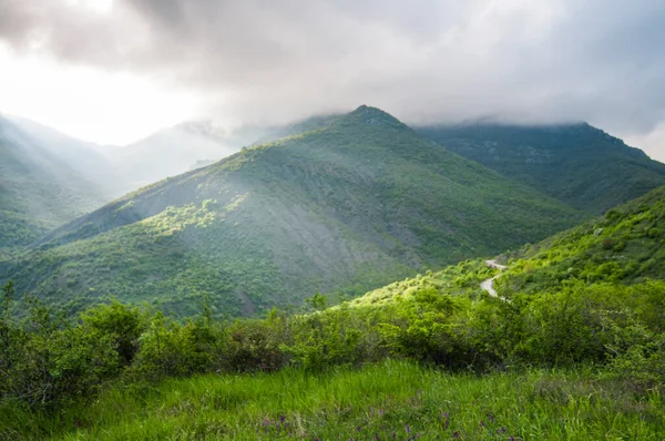 Paysage Pittoresque Nuages Pluie Montagnes Couvertes Plantes Vertes Routes Campagne — Photo