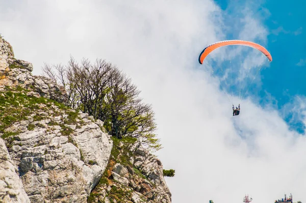 Recreación Extrema Paracaidismo Vuela Sobre Las Montañas Rocas Nubes Blancas — Foto de Stock