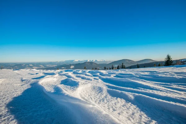在寒冷的冬日里 美丽迷人的山坡美景映衬着浓密的树木和雪堆 映衬着天空和白云 在山上的滑雪胜地和放松的概念 — 图库照片