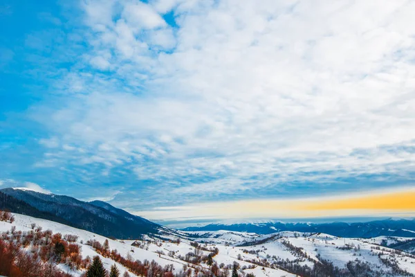 Krásné Panorama Horských Svahů Stezkami Výhledem Kopce Jehličnaté Lesy Zatažené — Stock fotografie