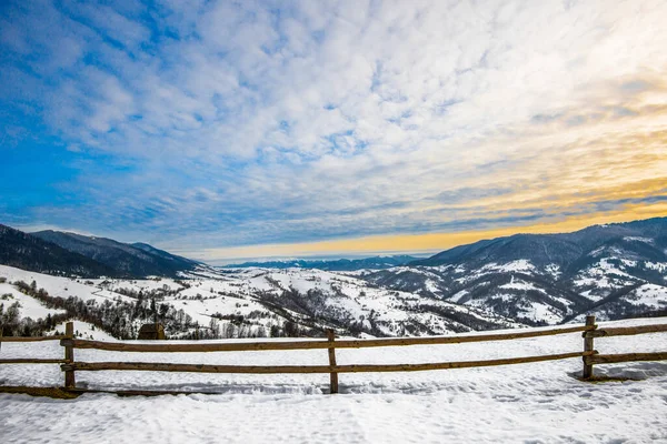 Krásné Panorama Pohoří Pokryté Sněhem Rozdělené Turistické Stezky Výhledem Zataženou — Stock fotografie