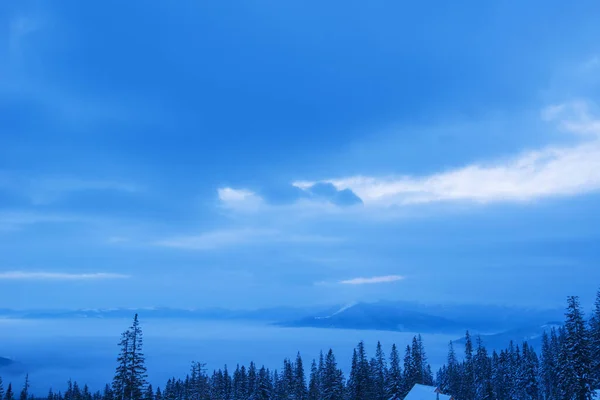 Tepelerdeki Yüksek Dağlarla Nefes Kesici Manzara Güneşli Bir Kış Gününde — Stok fotoğraf