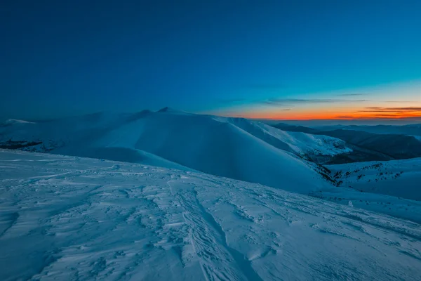 Förtrollande Vacker Utsikt Över Bergen Och Kullarna Den Snöiga Dalen — Stockfoto