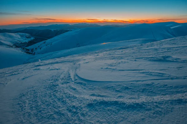 Bruja Hermosa Vista Las Montañas Colinas Valle Nevado Tarde Concepto —  Fotos de Stock