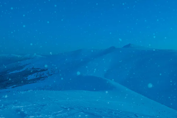 Förtrollande Vacker Utsikt Över Bergen Och Kullarna Den Snöiga Dalen — Stockfoto