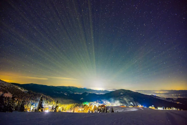 夜にライトアップされたリゾートスキー場は 星空の上の絵のように美しい場所に位置しています 国の休暇の概念 テキストの場所 — ストック写真