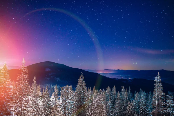 산골짜기에 눈덮인 언덕들 안개낀 하늘로 황금빛 태양이 과맞서는 겨울의 스러운 — 스톡 사진