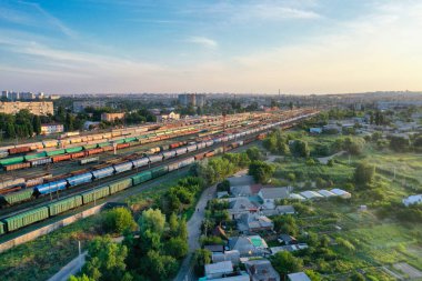 Güzel mavi gökyüzünün altında bulutlu bir akşam şehri