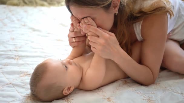 Madre jugando con el bebé en el dormitorio. — Vídeos de Stock