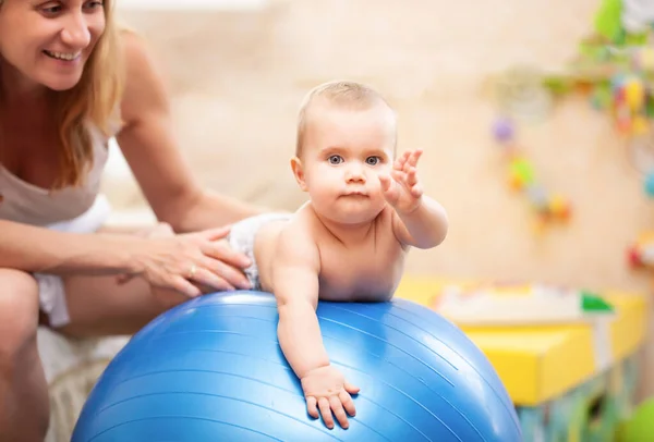 Selektivt Fokus Söt Baby Bär Blöja Öva Gymnastik Barnkammaren Vinka — Stockfoto