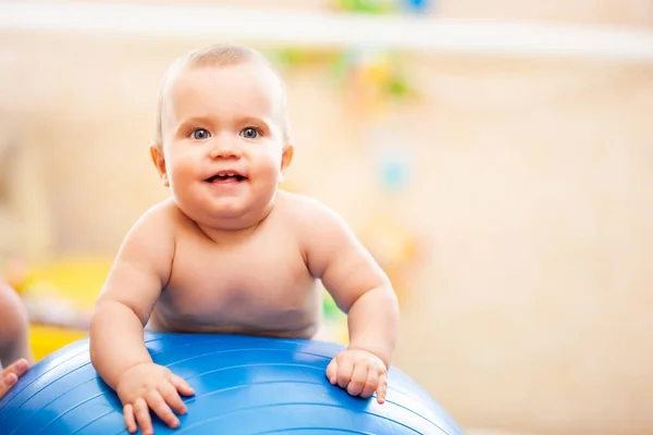 Vooraanzicht Van Kleine Baby Met Lichte Ogen Liggend Grote Blauwe — Stockfoto