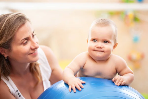 Framifrån Lite Leende Kaukasiska Barn Njuter Övningar Stora Blå Fitness — Stockfoto