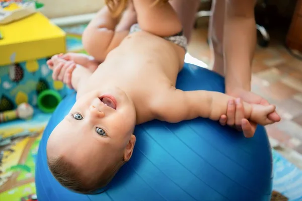 Bovenaanzicht Van Kleine Blanke Kind Genieten Van Oefeningen Grote Blauwe — Stockfoto