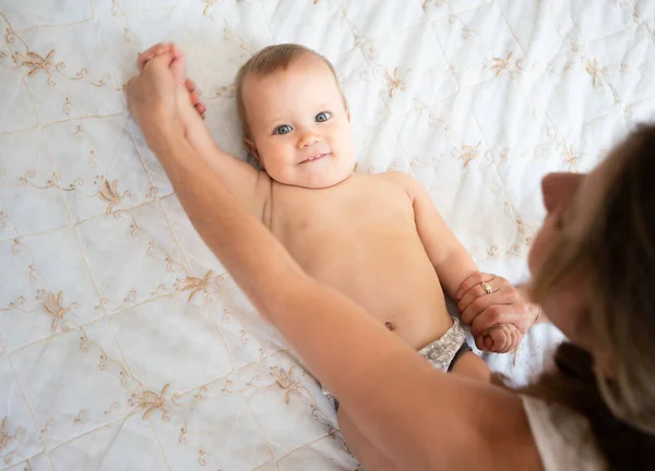 Vista Superior Niño Caucásico Disfrutando Ejercicios Gimnásticos Cama Con Una —  Fotos de Stock