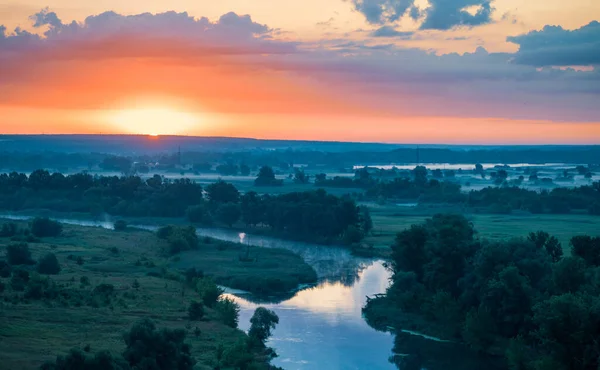 Прекрасний Мальовничий Ландшафт Річки Чистою Ніжною Водою Між Зеленими Полями — стокове фото