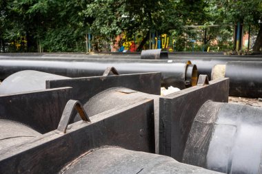 Yaz günü şehir yolundaki iki yeni izole su borusunun yakın görüntüsü. Şehir kanalizasyon altyapısı kavramı, yeraltı su sisteminin modernizasyonu ve yeniden inşası.