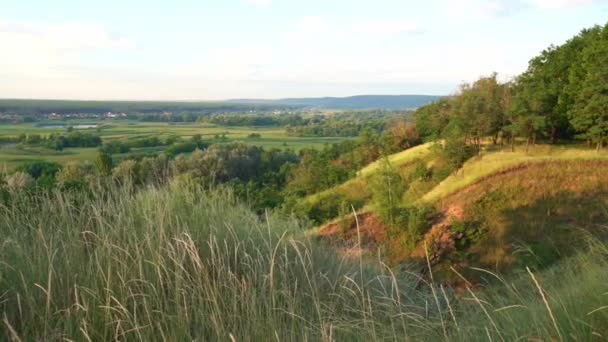 Panoramiczny krajobraz doliny ze wzgórza. — Wideo stockowe