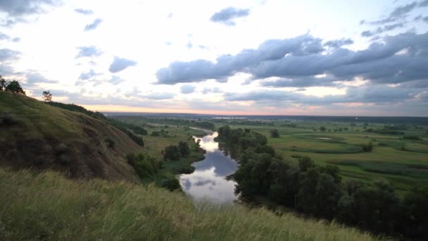 Vista panorâmica do rio entre campos durante o pôr-do-sol. — Vídeo de Stock