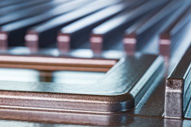 Fabrikadaki tanımlanamayan otomatik kontrol cihazının kontrol panelinin yanındaki flütlü metal yüzeye yakın çekim. Gizli askeri üretim kavramı