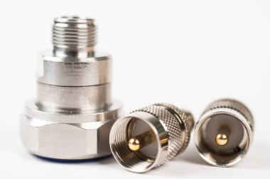 Mikrodalga eş eksenli adaptör 716 DIN Erkek 'den N Kadın Bağlantı' ya. Radyo ayrıntıları kavramı. Beyaz arka planda metalik kaplamalı yüksek frekans bileşeni