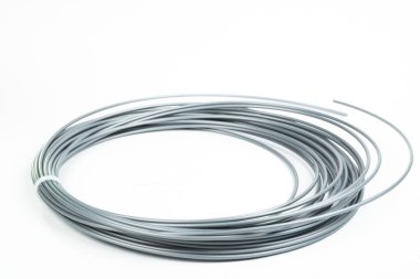 Gümüş rulo ipliğin üst görüntüsü 3D kalem PLA beyaz üzerinde izole. Kapalı alanda yatan 3D yazıcı için plastik parlak kablo. Çocuk eğlencesi ve yaratıcılığı kavramı.