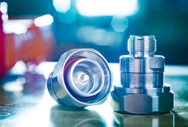 Mikrodalga eş eksenli adaptör 716 DIN Male to N Female Connector atölye masasında. Metalik kaplamalı yüksek frekans bileşeni