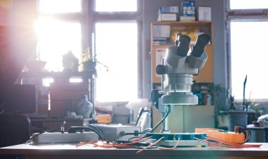 Büyük modern elektron mikroskobu. Mikrodalga eş eksenli konnektör ve atölye masasında elektronik çoklu metre. Bilimsel bir laboratuvarda yüksek frekanslı radyo elektronik bileşenleri araştırması.