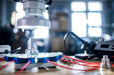 Büyük modern elektron mikroskobu. Mikrodalga eş eksenli konnektör ve atölye masasında elektronik çoklu metre. Bilimsel bir laboratuvarda yüksek frekanslı radyo elektronik bileşenleri araştırması.