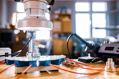 Büyük modern elektron mikroskobu. Mikrodalga eş eksenli konnektör ve atölye masasında elektronik çoklu metre. Bilimsel bir laboratuvarda yüksek frekanslı radyo elektronik bileşenleri araştırması.