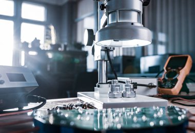 Büyük modern elektron mikroskobu. Mikrodalga eş eksenli konnektör ve atölye masasında elektronik çoklu metre. Bilimsel bir laboratuvarda yüksek frekanslı radyo elektronik bileşenleri araştırması.