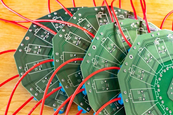 Primer Plano Gran Microcircuito Verde Con Cables Rojos Alta Tensión — Foto de Stock