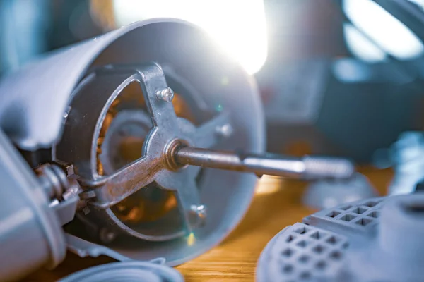 Close Van Een Ijzermotor Uit Een Koelventilator Voor Thuis Ligt — Stockfoto