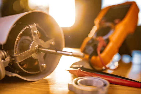 Close Van Een Ijzeren Motor Van Een Ventilator Voor Thuiskoeling — Stockfoto