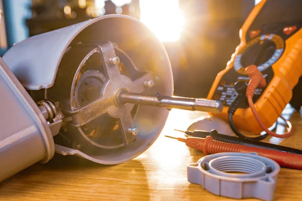 Close Van Een Ijzeren Motor Van Een Ventilator Voor Thuiskoeling — Stockfoto