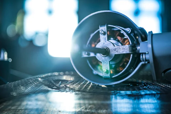 Evdeki soğutma vantilatörünün yakın çekimi önleyici temizlik, kayganlaştırma ve özel bir atölyede tamir sırasında bir masanın üzerinde yatar. Hasarlı ekipmanların onarımı ve restorasyonu