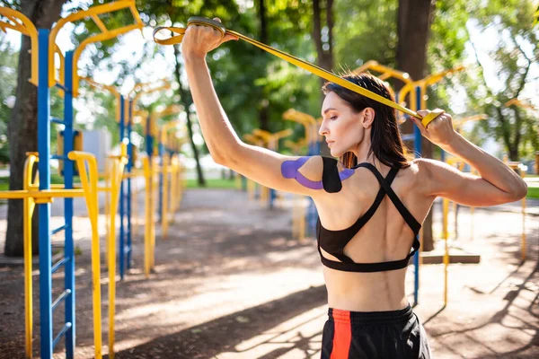 Mulher Muscular Morena Posando Com Banda Resistência Fitness Parque Campo — Fotografia de Stock