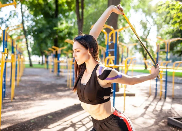 Mujer Morena Muscular Posando Con Banda Resistencia Fitness Parque Campo —  Fotos de Stock