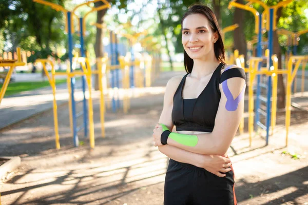 Retrato Una Atractiva Morena Musculosa Vestida Con Ropa Deportiva Negra — Foto de Stock