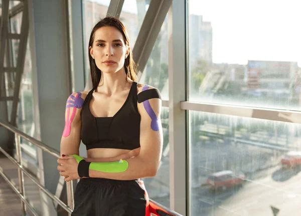 Retrato Una Morena Musculosa Vestida Con Ropa Deportiva Negra Mirando — Foto de Stock