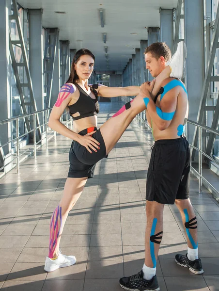 Vista Lateral Musculosa Mujer Morena Flexible Practicando Split Sosteniendo Pierna — Foto de Stock
