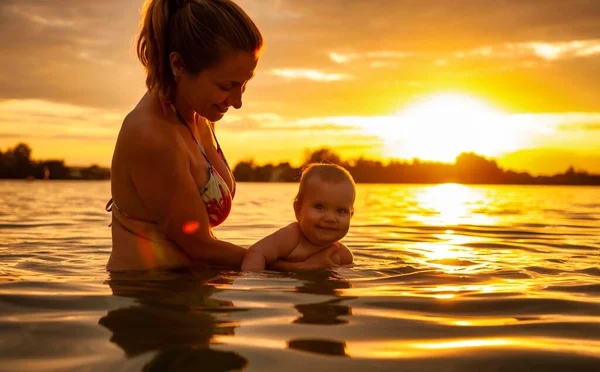 Vista Lateral Feliz Madre Caucásica Nadando Con Pequeño Bebé Sonriente — Foto de Stock