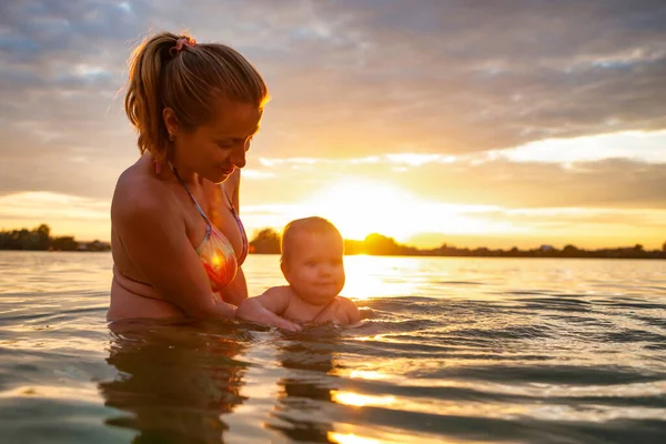 Vista Lateral Madre Caucásica Feliz Enseñando Natación Pequeño Bebé Sonriente — Foto de Stock