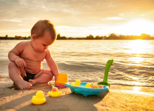 Vista Frontal Bebé Pequeño Encantador Jugando Con Pequeños Patos Goma —  Fotos de Stock