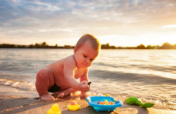 Vista Frontale Del Piccolo Bambino Adorabile Che Gioca Con Piccole — Foto Stock