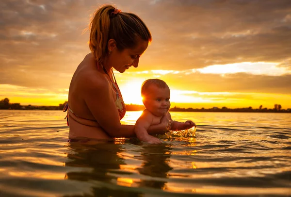 Vista Lateral Madre Caucásica Feliz Enseñando Natación Pequeño Bebé Sonriente — Foto de Stock