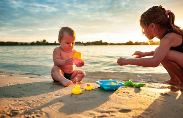 Tampilan Samping Bayi Kecil Yang Cantik Bermain Dengan Bebek Kuning — Stok Foto